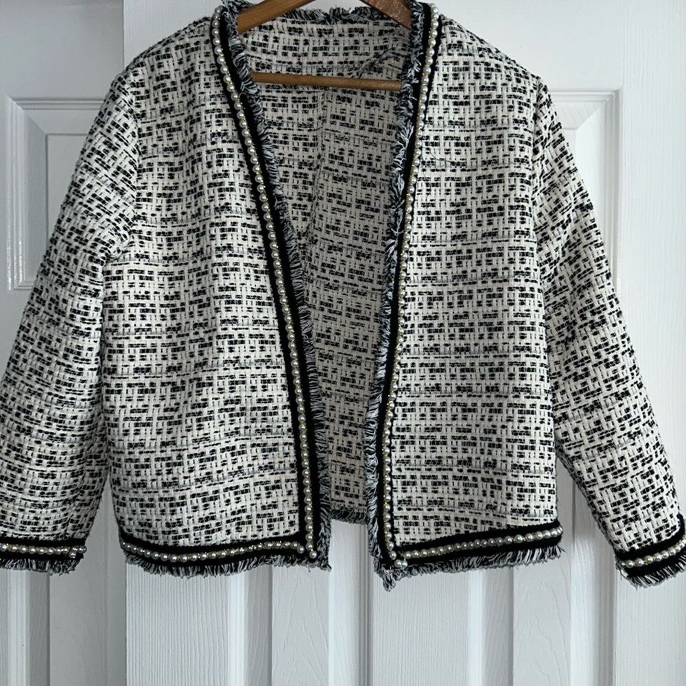 Black and white 3/4 blazer with pearl lined details